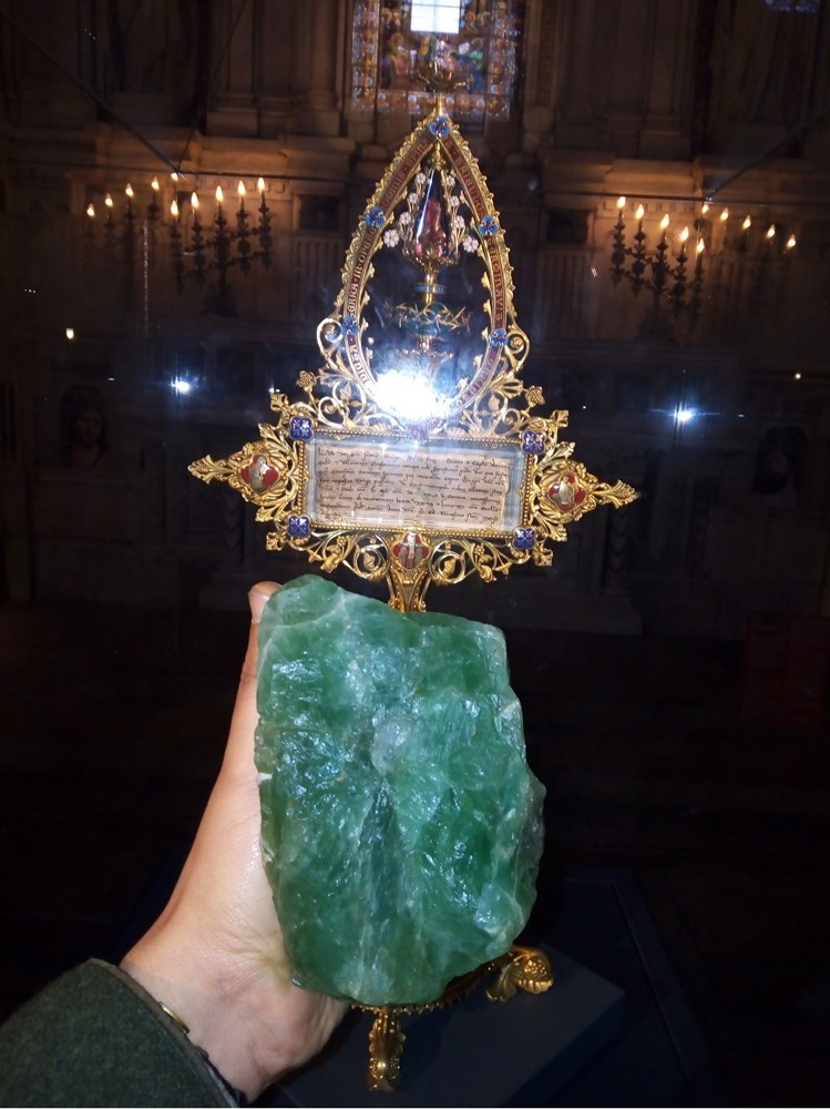 &Eacute;meraude medievale.Saint Louis et Louis 8 poids 1848 grammes soit 9240 carats d&eacute;couverte pr&egrave;s de Charlieu dans la Loire en 1969. 