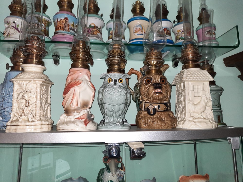 Lampes à pétrole en relief et barbotine Bonjour, quelques lampes à pétrole en relief en porcelaine dont j'ignore la provenance exacte mais surement de France.