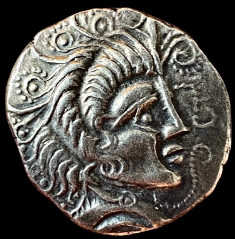  (Veneti-Riedones) Armorique - II&egrave;me si&egrave;cle avant J.-C. S&eacute;rie de monnaies bretonnes en argent dont la circulation est av&eacute;r&eacute;e dans les territoires situ&eacute;s &agrave; l&rsquo;est du pays armoricain, aux alentours...