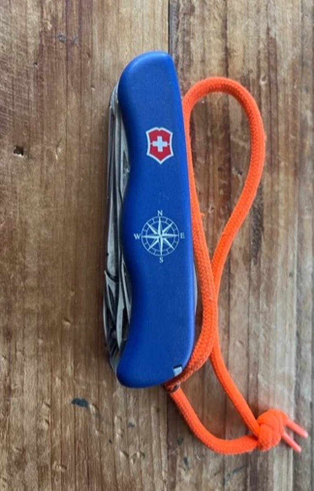  Tout a commenc&eacute; &agrave; l&rsquo;&icirc;le de R&eacute; o&ugrave; mon papa m&rsquo;a achet&eacute; mon premier couteau, un couteau suisse Victorinox bleu avec le lacet orange et depuis je collectionne les...