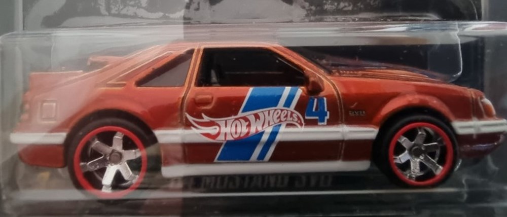 Ford Mustang Serie 4 1994 – 2004 Ford Mustang (SN-95 4e génération) Une refonte majeure était en préparation pour la quatrième génération de Mustang. Bien qu’elle soit toujours construite sur une plateforme Fox...