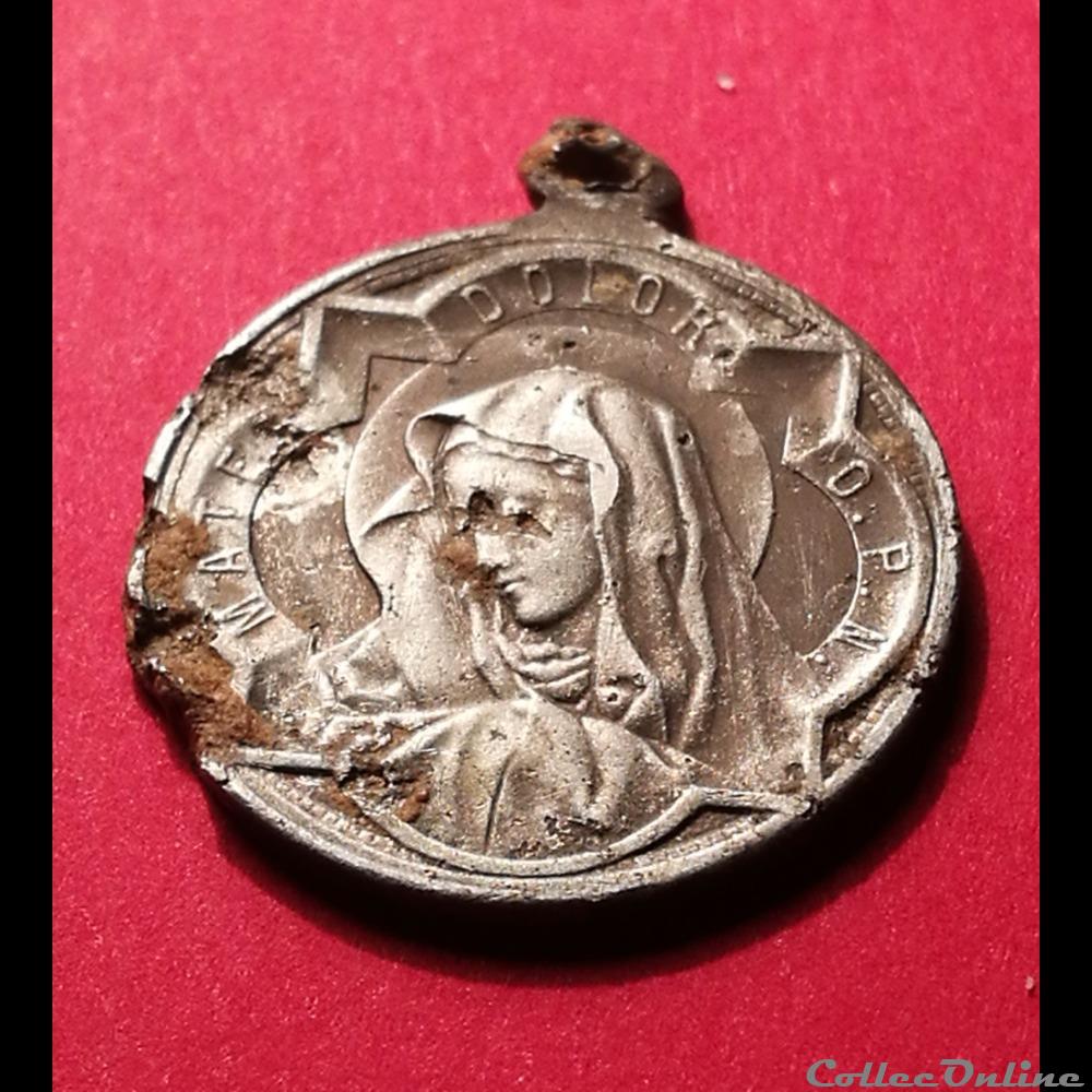  Les m&eacute;dailles religieuses sont autant d'objets qui poss&eacute;daient beaucoup de valeurs pour leurs propri&eacute;taires. Non pas marchandes mais pleines de croyances jusqu'&agrave; la superstition pour certains. 