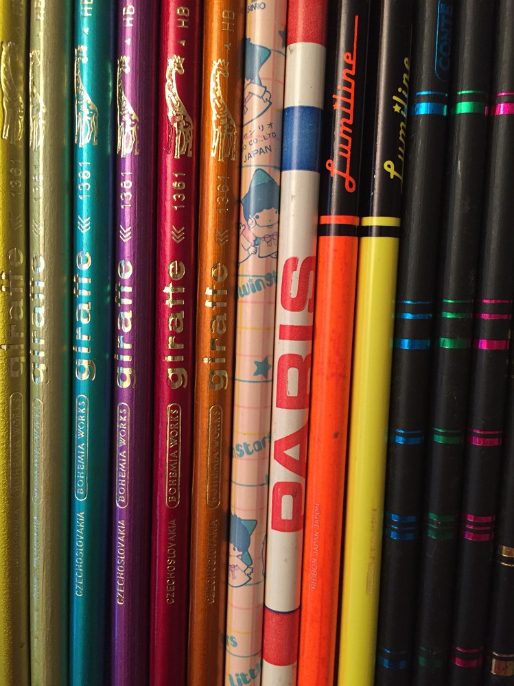 La collection de crayons papier Collection de crayon papier en bois à mine graphite. Rassemblés depuis une quarantaine d'année, chaque crayon se distingue par sa forme, sa taille, sa couleurs, son marquage sa provenance...