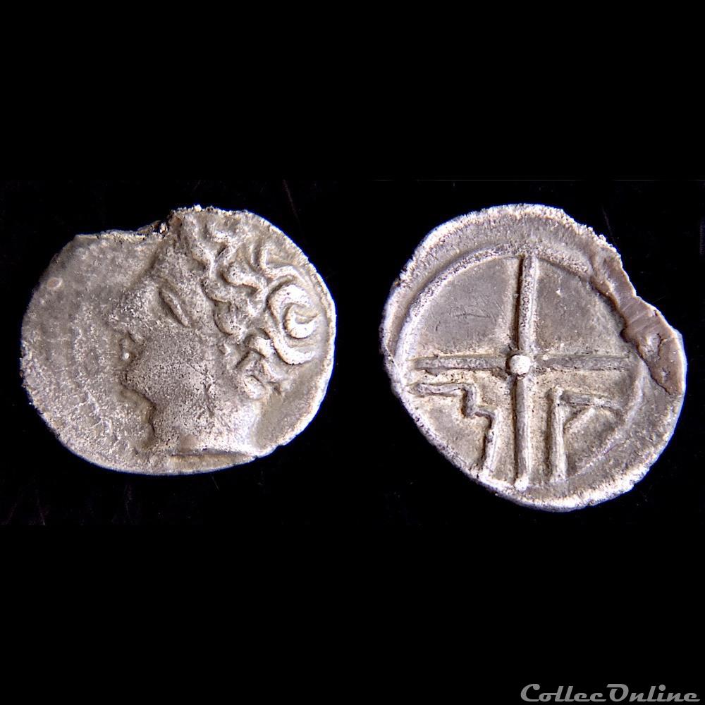 "Oboles Massaliotes & Grecques" (IVème au Ier siècle av..JC) Les oboles à tête d'Apollon Vers 350 Av-J-C, un nouveau type d’obole est émis qui, avec quelques variantes pour ses premières émissions, concernant son aspect définitif, durera jusqu’à la...