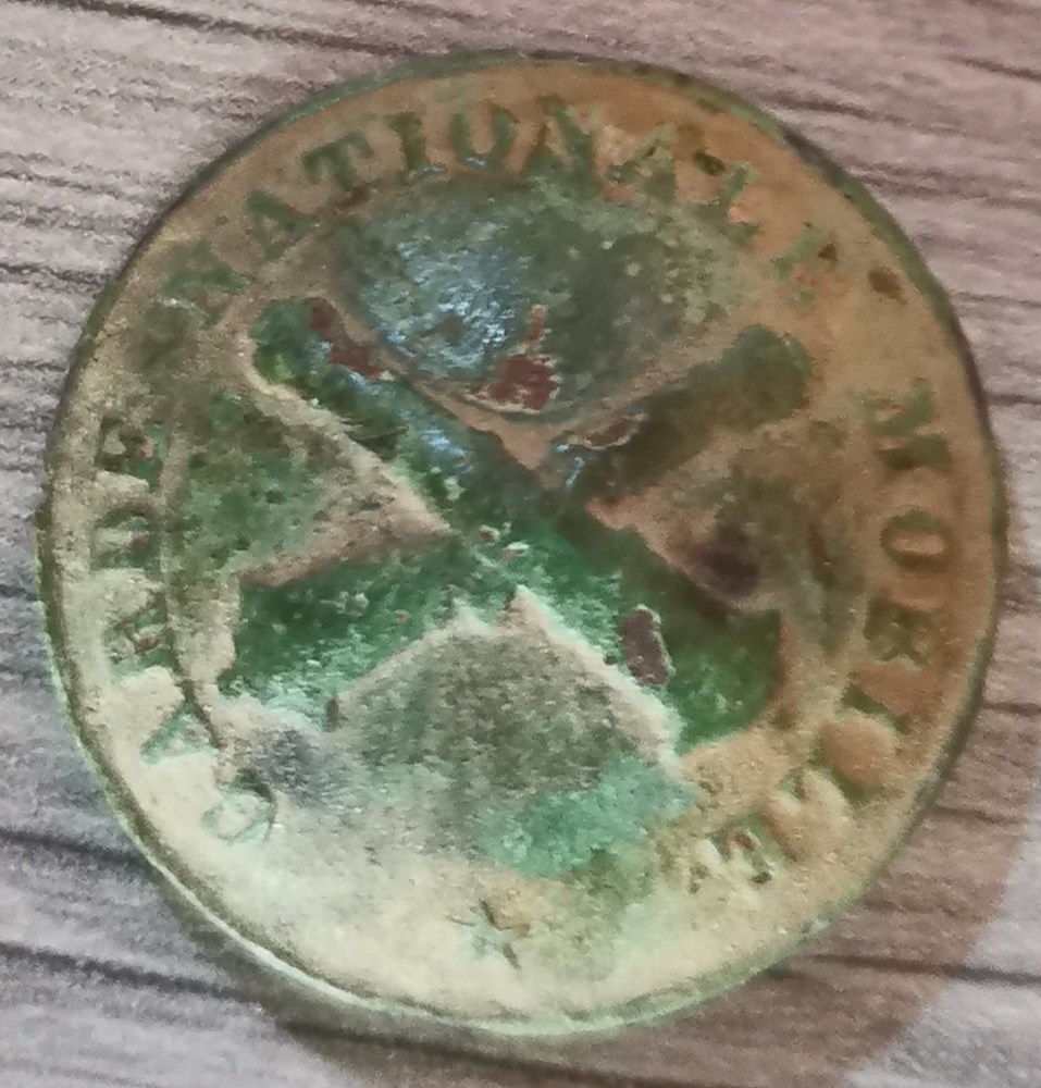  Voici mes boutons trouv&eacute;s &agrave; l'aide d'un d&eacute;tecteur de m&eacute;taux, il m'en reste quelques-uns &agrave; identifier ! 