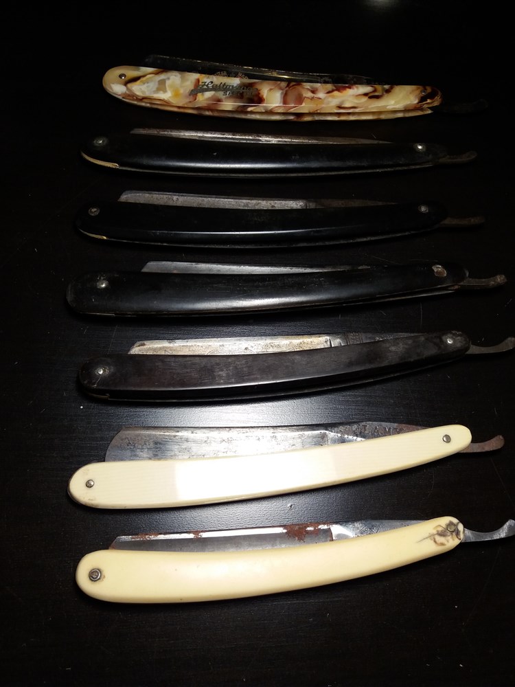  Petite collection de rasoirs droits ( coupe-choux) qui me viennent de mon grand-p&egrave;re, qui je pense les a lui m&ecirc;me eu de son p&egrave;re et de mon grand-oncle qui...