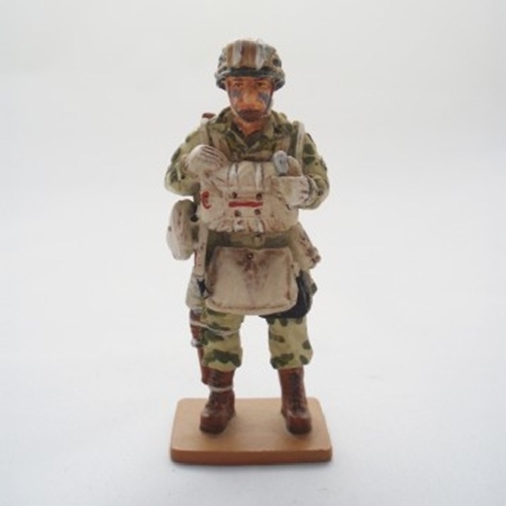  U ne collection normalement consacr&eacute;e au soldats des deux guerres mondiales du vingti&egrave;me si&egrave;cle, 1914 &agrave; 1918 &amp; 1939 &agrave; 1945, qui d&eacute;bordera par la suite sur les combattants...