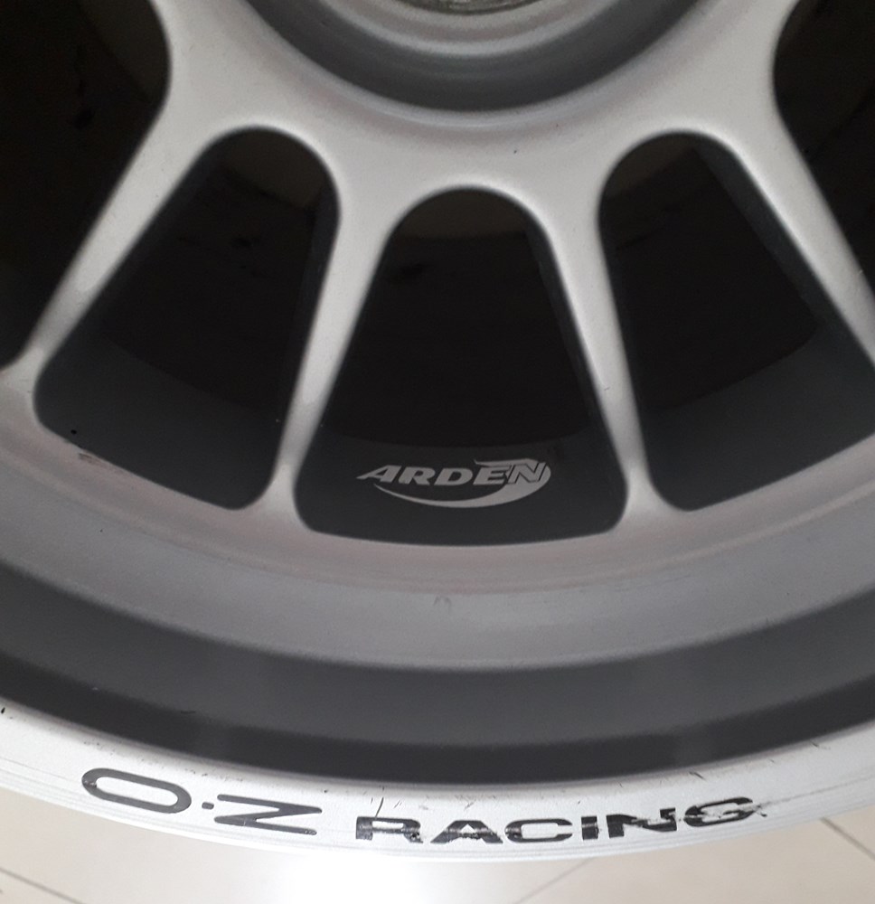  Bonjour, Je vous pr&eacute;sente ici ma collection d'objets (parfois atypiques) sur le sport automobile (Essentiellement F1 et NASCAR) ainsi que sur le circuit Paul Ricard dont je pense poss&eacute;der...