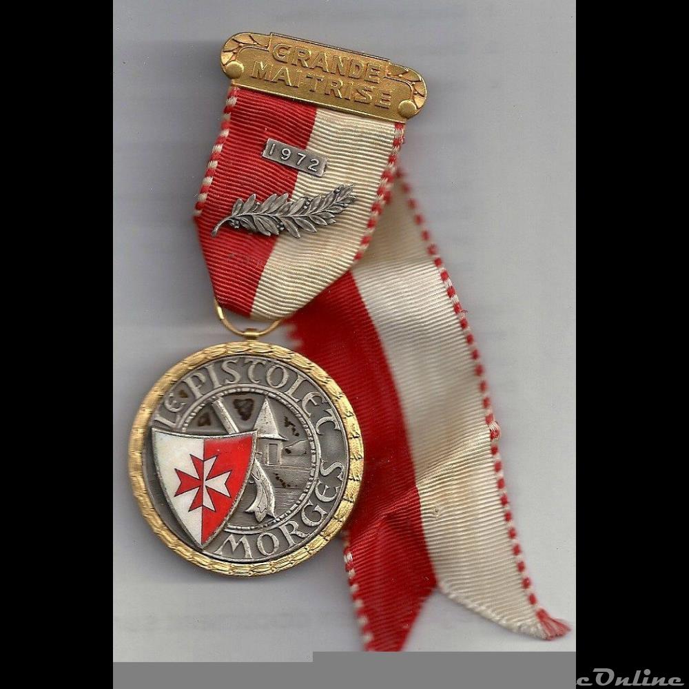 médaille de tir Suisse tiré du fascicule n°181 de la société numismatique du Doubs . Le soldat suisse conserve en permance son fusil à la maison.c'est l'occasion de participer annuellement à la grande...