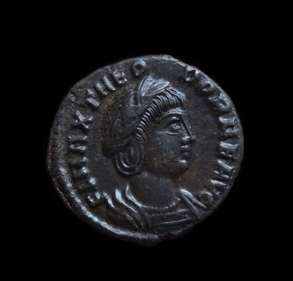 Helene et Theodora Cette collection porte sur les nummi d'Helene et Theodora frappés à Treves, Rome et Constantinople par les 3 fils de Constantin de mai 337 à avril 340. Pour des...