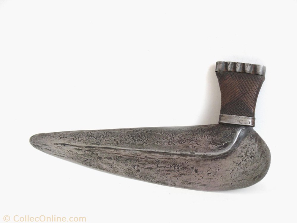  Vue leurs formes ce ne sont pas des armes d'usages pratique, ce sont plut&ocirc;t des armes d'apparats ou d'objets rituel. Ce sont des couteaux &agrave; formes rondes, ovales ou...