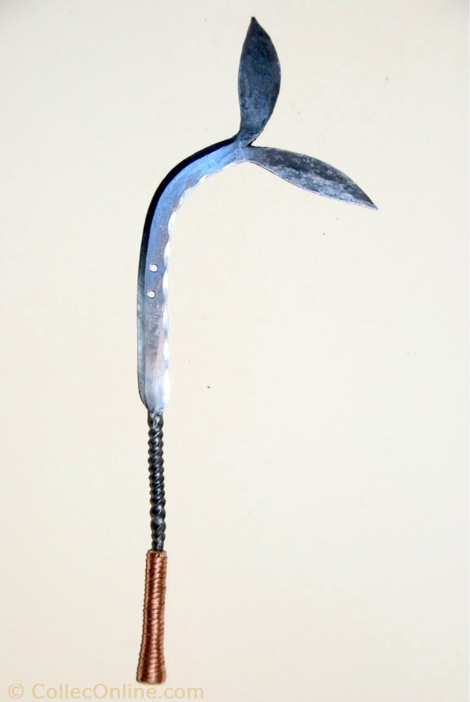  Cette collection accueille des &eacute;p&eacute;es &agrave; deux tranchants, &agrave; lame courbe convexe-concave, longue ou courte voir &agrave; angle plus prononc&eacute;. Il existe des lames &agrave; pointe &eacute;largie, aplatie ou...