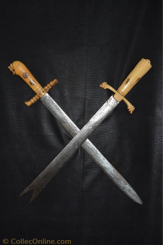 Épées longues africaine L'épée est une arme droite à double tranchant, elle et longue (+de 60 cm) et d'une certaine largeur. C'est une arme d'estoc et de taille, la pointe est acérée....