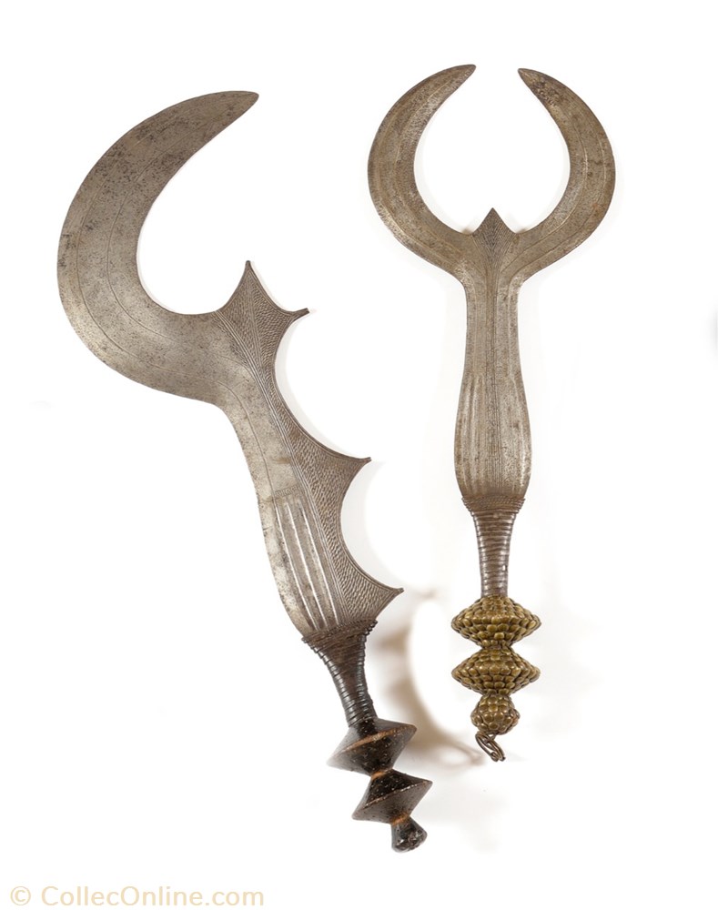 Couteaux d'exécutions Malgré le titre mortel, ces couteaux impressionnant par leurs taille et leurs prestance, la qualité de leurs formes et leurs décors gravés en font des armes remarquables. Ils ont...