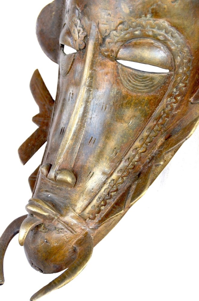 Bronze Masques. L'objectif des masques en Afrique est de représenter une réalité invisible , surnaturelle, spirituelle et souvent morale. L'individu en revêtant ce masque perd ainsi son identité au profit d'une...
