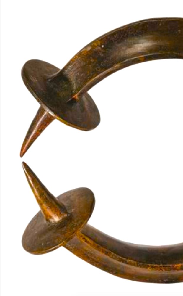  Dans cette collection, nous allons retrouver les grosses parures de cou, &eacute;galement des "colliers", et des accessoires en m&eacute;taux, cuivre, bronze, laiton et m&ecirc;me l'a luminium. Ces parures sont...