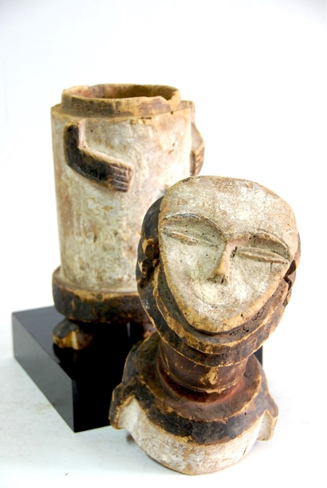  Dans cette collection, vous d&eacute;couvrirez &eacute;galement des reliquaires sans r&eacute;ceptacle ajout&eacute;, mais &eacute;tant directement dans la statuette, comme les reliquaires Amb&eacute;t&eacute;, Mb&eacute;t&eacute; appel&eacute;s aussi les corps r&eacute;ceptacles. Corps r&eacute;ceptacle...