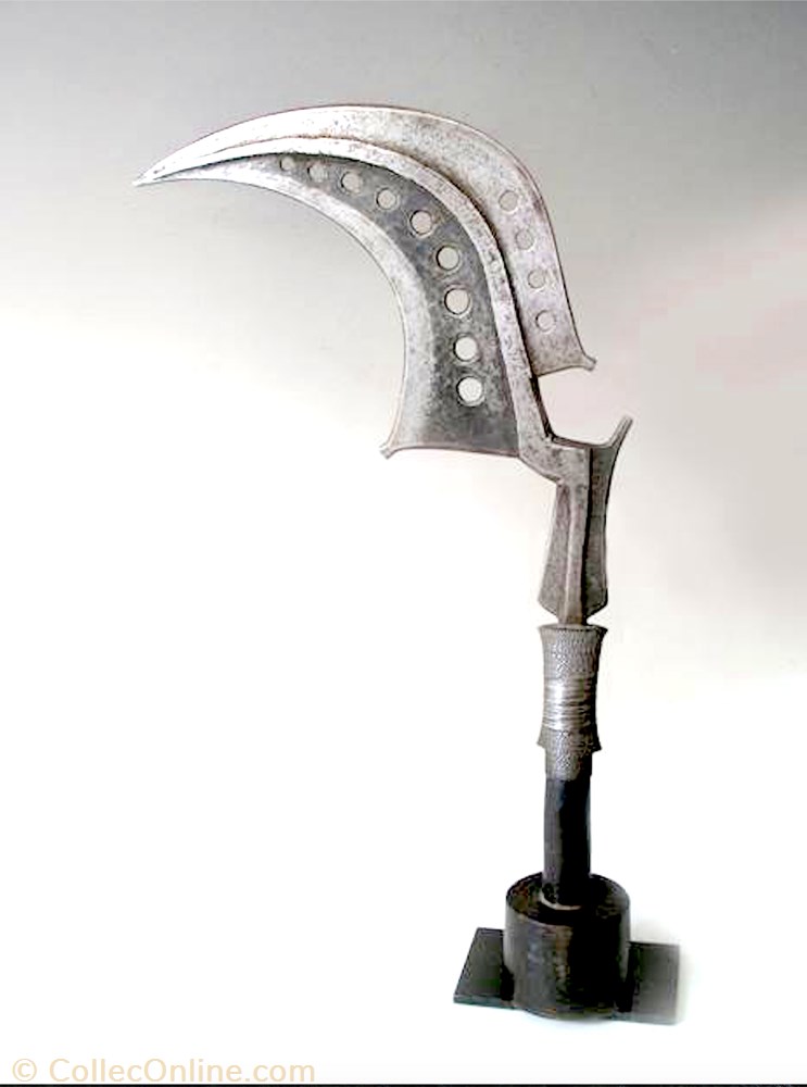  Ce deuxi&egrave;me groupe d'armes de type faucille, est compos&eacute; d'armes venant du nord-est de la R&eacute;publique D&eacute;mocratique du Congo "anciennement Za&iuml;re". Il regroupe des armes plus courtes avec une...