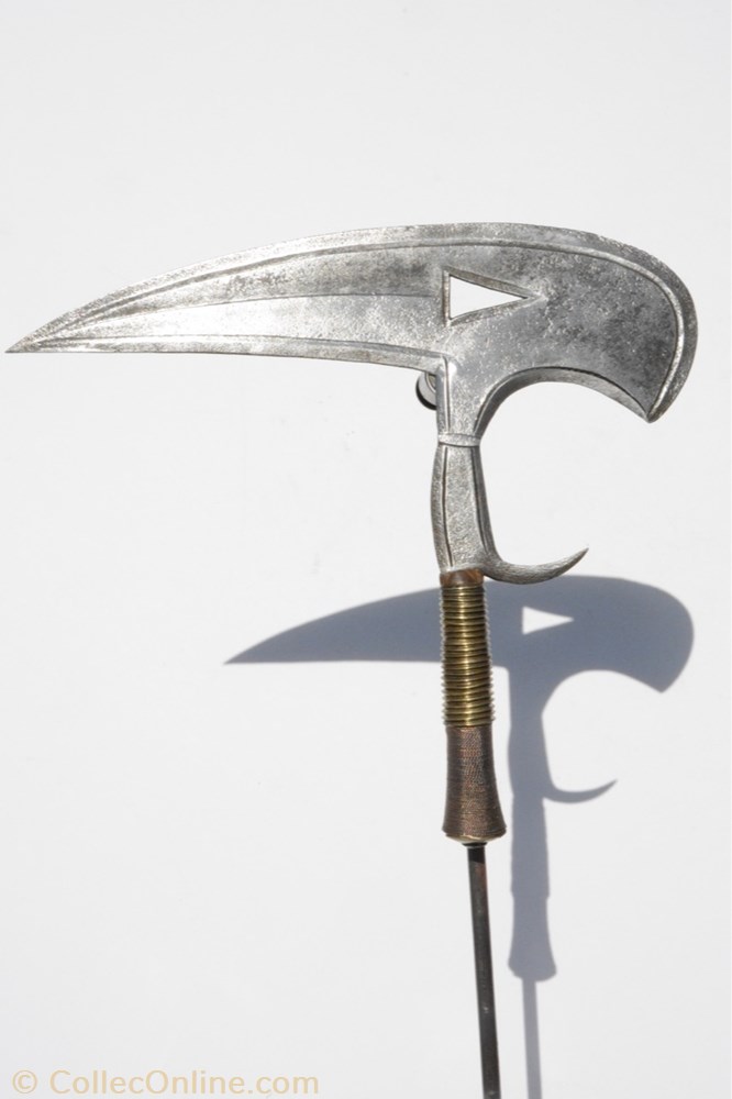 Couteaux de sacrifices et rituel. Ce type de couteau dit de "jet", également surnommé CALAO, s'appelle en réalité Oselé, ou Muselé selon les ethnies Kota. Ils se trouvent dans la région de l'Ogooué ou...