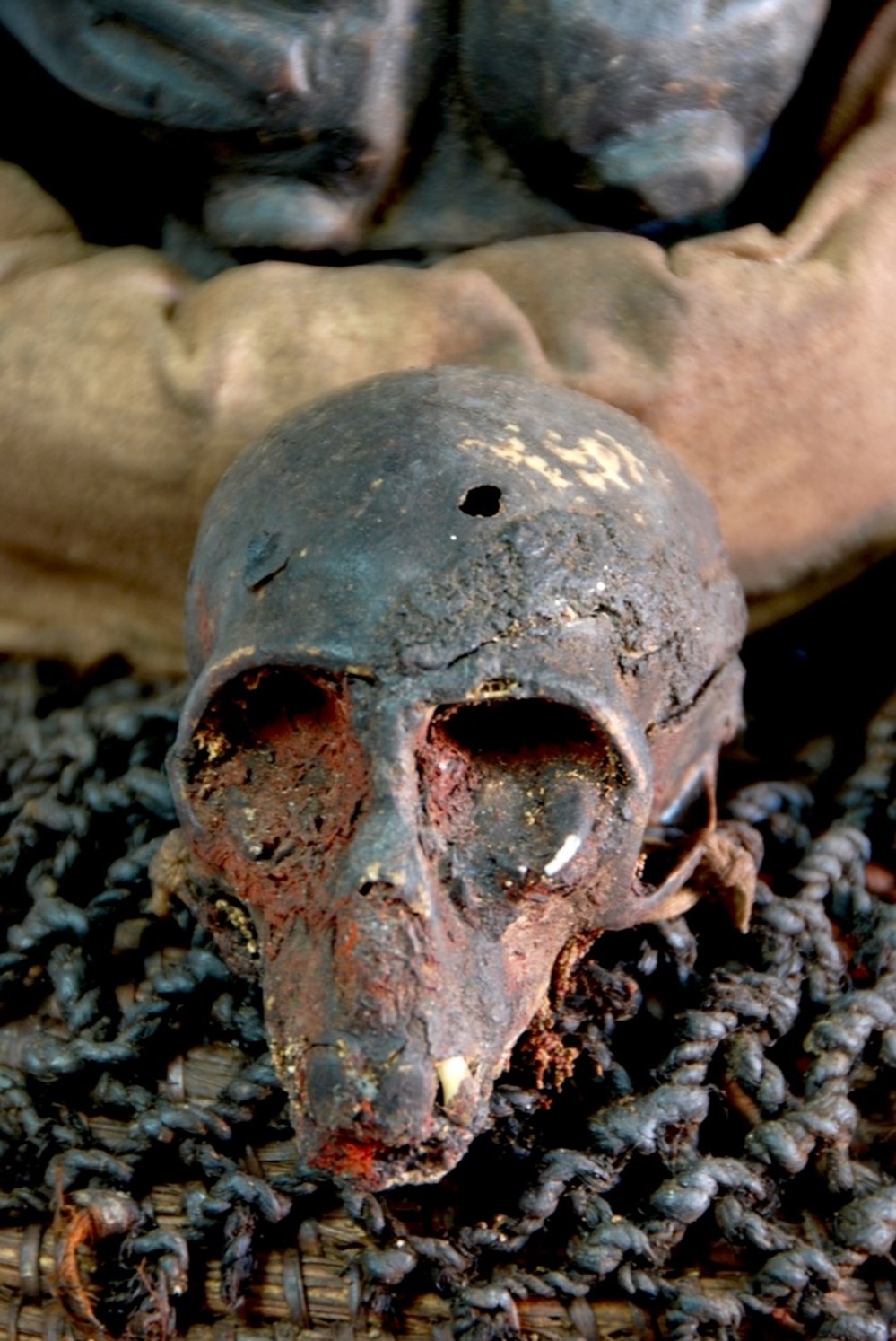 Les reliquaires originaux gardiens de reliques "ossements humains notamment boites cr&acirc;niennes" on perdus petit &agrave; petit de leurs substances suite &agrave; la colonisation. Les Rites divers ce sont adapt&eacute;s...