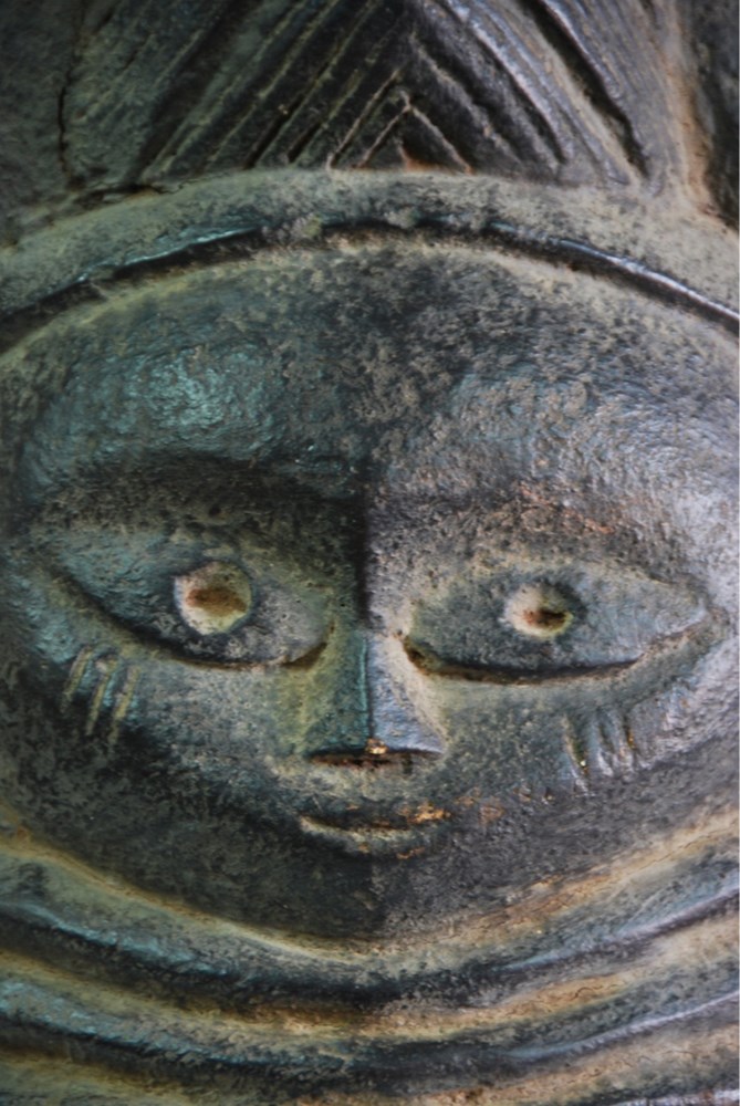  Les masques symbole de l'art africain. Le masque est la sculpture dominante des arts dit "premier". Ils sont utilis&eacute;s dans trois sortes de c&eacute;r&eacute;monies: Agraires, initiatiques et fun&eacute;raires. La...