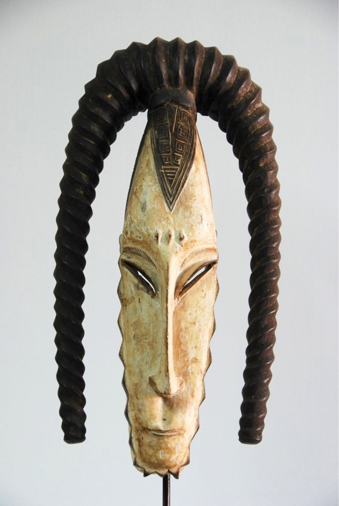  Les masques symbole de l'art africain. Le masque est la sculpture dominante des arts dit "premier". Ils sont utilis&eacute;s dans trois sortes de c&eacute;r&eacute;monies: Agraires, initiatiques et fun&eacute;raires. La...