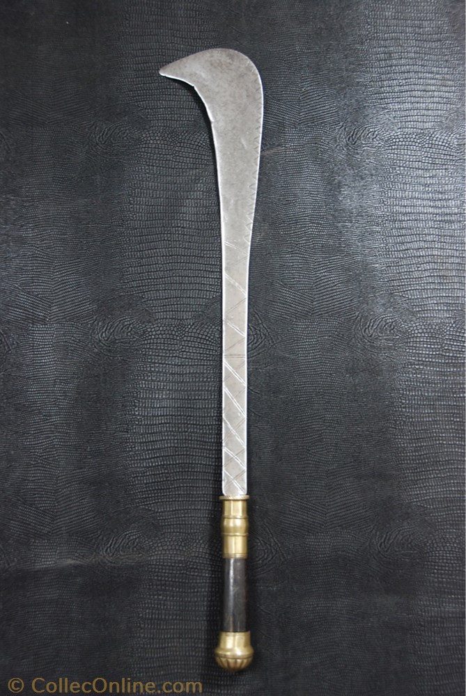 Sabres africain Le sabre est une arme blanche à un seul tranchant, situé du côté intérieur à la courbure. Il s'agit surtout d'une arme de taille, la force s'exerçant transversalement à...