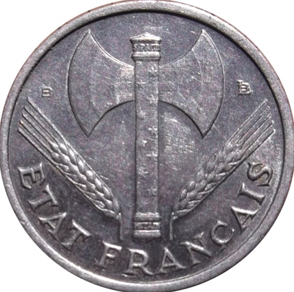 50 centimes Francisque, légère 1943 F.196/1 ÉTAT FRANÇAIS (10/07/1940-26/08/1944) Né de l'effondrement de la Troisième République consécutif à la défaite française de mai-juin 1940, l'État français est fondé par un vote du Parlement réuni en...