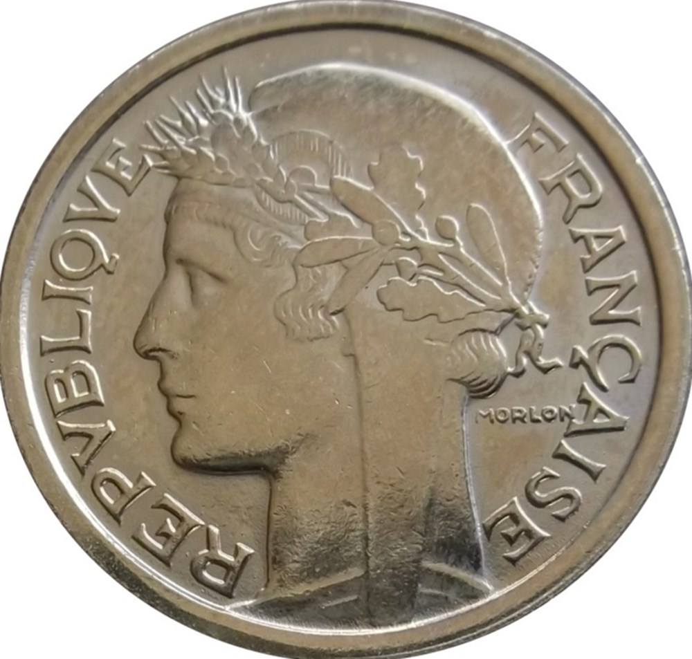 1 franc Morlon 1931 Paris F.219/2 TROISIÈME RÉPUBLIQUE (4/09/1870-10/07/1940) La nouvelle de la capitulation de Sedan provoque la révolution du 4 septembre 1870 à Paris. Proclamée à l'Hôtel de Ville, la République est dotée d'un...