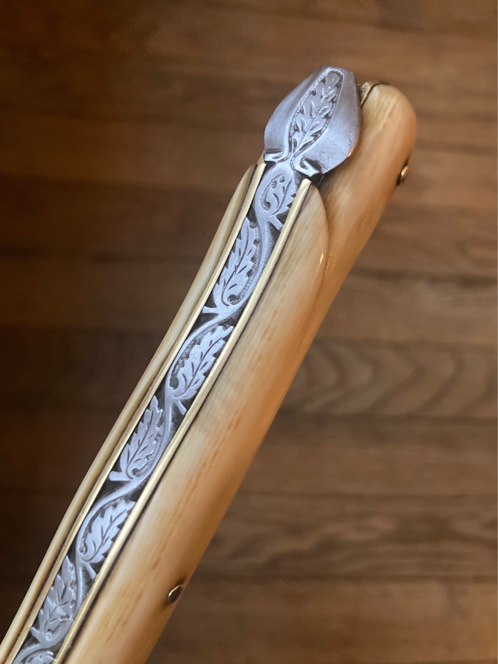  Je pr&eacute;sente ici des couteaux correspondant &agrave; ma th&eacute;matique de collection : couteaux de laguiole pleins manches anciens uniquement &agrave; mouches forg&eacute;es de pr&eacute;f&eacute;rence ant&eacute;rieurs &agrave; 1960. Il y...