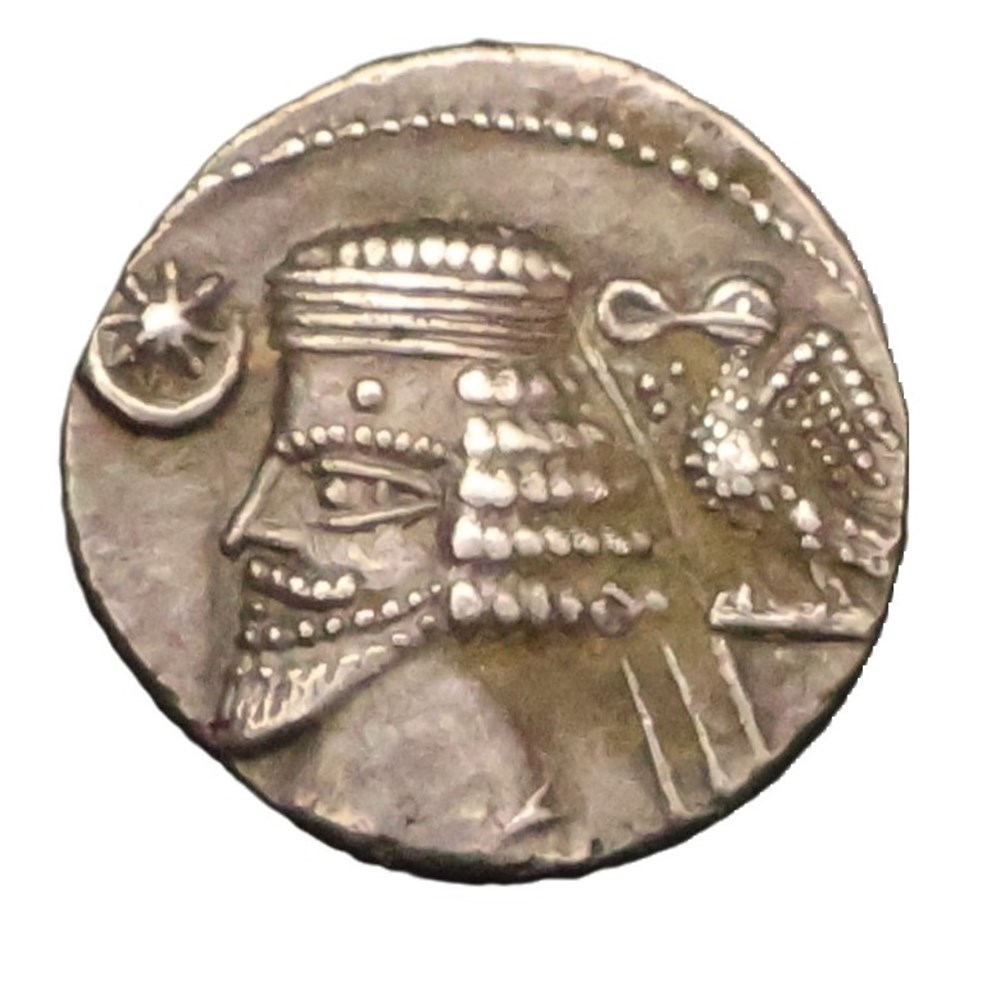 Parthes Groupe VII : Phraates IV le cruel Roi des rois de -38 à -2, Phraates est ce que l'on peut appeler un homme déterminé. Selon le folklore, il aurait assassiné son père, Orodès II, tous ses...