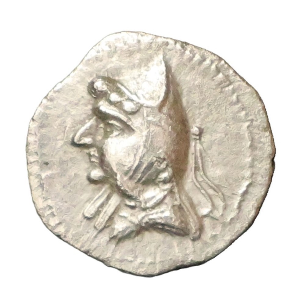 Parthes Groupe I : les lutinoïdes (Arsacès I à Mithradates I) Type S.1 a S.10 Ce groupe recueille tous les types ou le Roi porte le bashlyk. D'où le terme lutinoïdes, car ressemble a un lutin. On peut donc y...