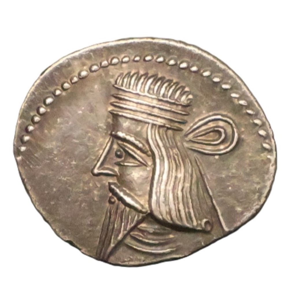 Parthes Groupe VIIII : Artaban II et ses fils Le pouvoir passa à Artaban II, en l'an 12. Un usurpateur le chasse vers l'an 30, mais il récupère le pouvoir par négociation grâce a Izatès II, Roi d'Adiabene....