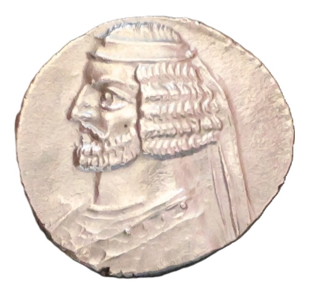 Parthes Groupe VI : Orodes II, la légende Orodès II mérite un groupe à lui seul, en raison de son importance historique, certes, mais aussi pour le nombre de monnaies qu'il laisse en héritage. Pas moins de...
