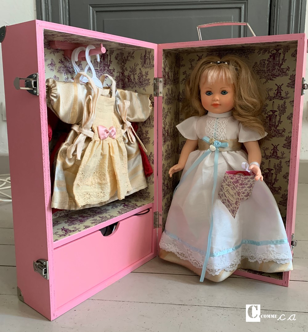 Coffrets Poupées Petitcollin Marie-Françoise Petitcollin, dernière marque à produire des poupées en France, édite régulièrement des coffrets comprenant la poupée Marie-Françoise et son trousseau.