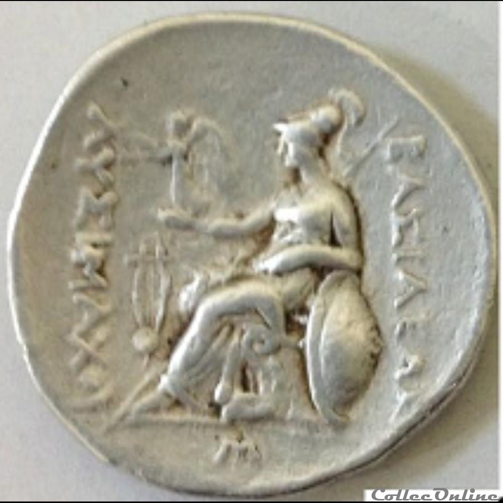  Description avers :&nbsp; T&ecirc;te divinis&eacute;e d' le ur'&gt;A LE xandre&nbsp; LE &nbsp; GRAND &nbsp; SOUS &nbsp; LE s&nbsp; TR aits de Zeus-Ammon, cornu et diad&eacute;m&eacute; &agrave; droite scription revers...