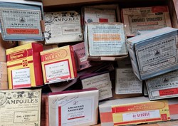 Don de Michel PORTENAT - Lot d'ampoules pharmaceutiques.