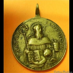 et par Saint Benoît je le vaincrai ! médaille d'exorciste