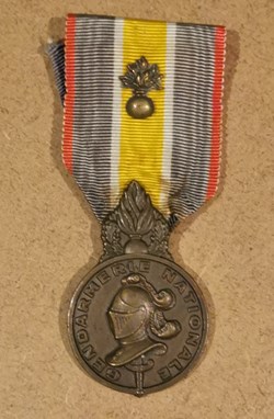 Diplômes et médailles attribués à des gendarmes
