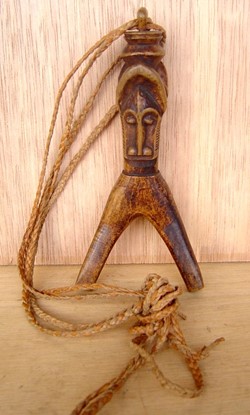 Armes Africaine en bois et  ou autres matières.