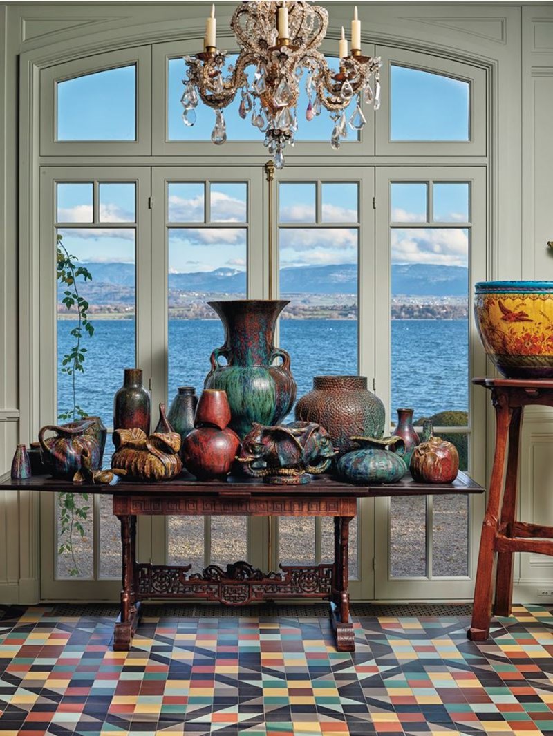 Vue sur le lac Léman depuis "L'atelier de l'artiste", avec un groupe de grès de Dalpayrat et une jardinière en faïence de Théodore Deck. Photo : Grégoire Gardette
