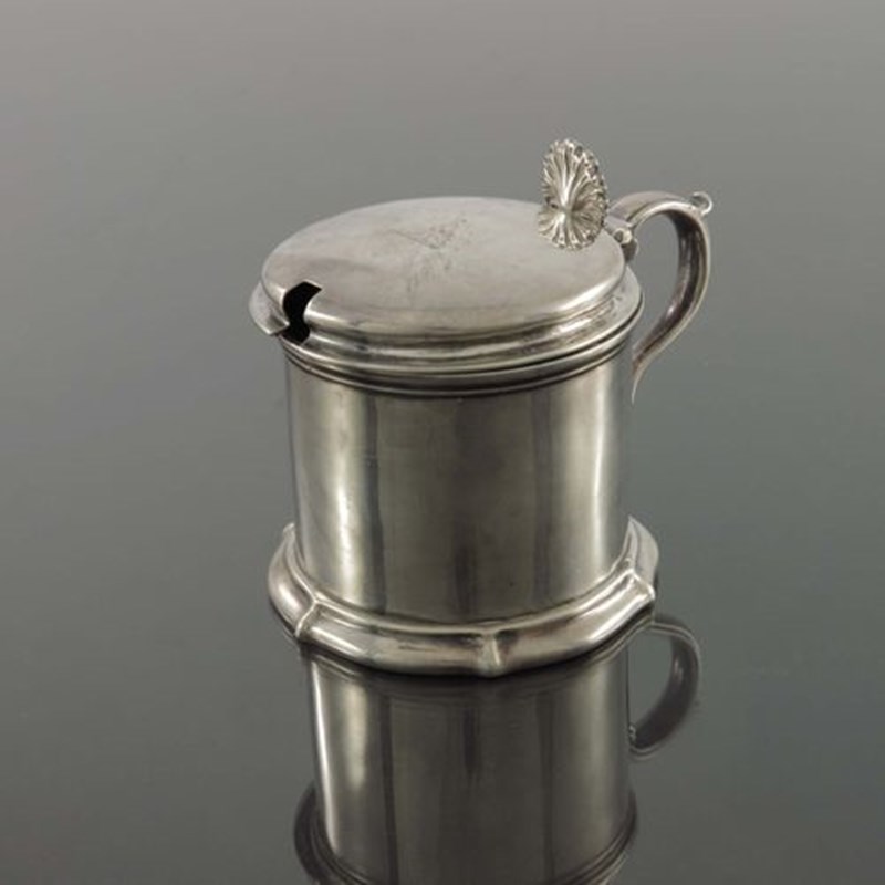 pot a moutarde fond gris