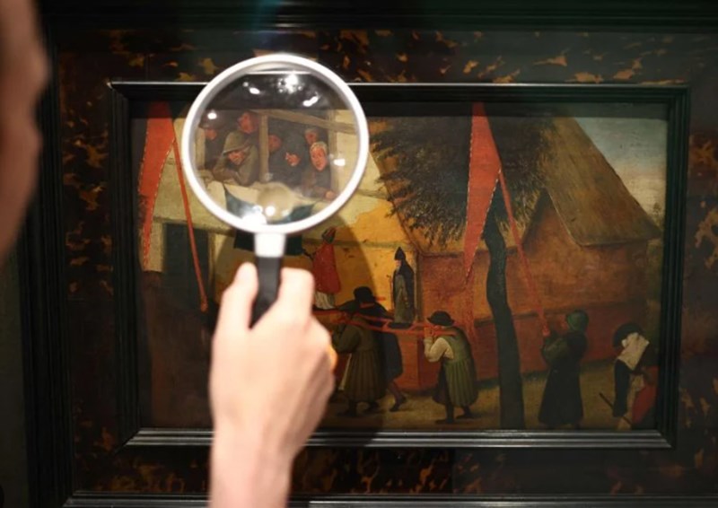 collectionneur regardant à travers une loupe