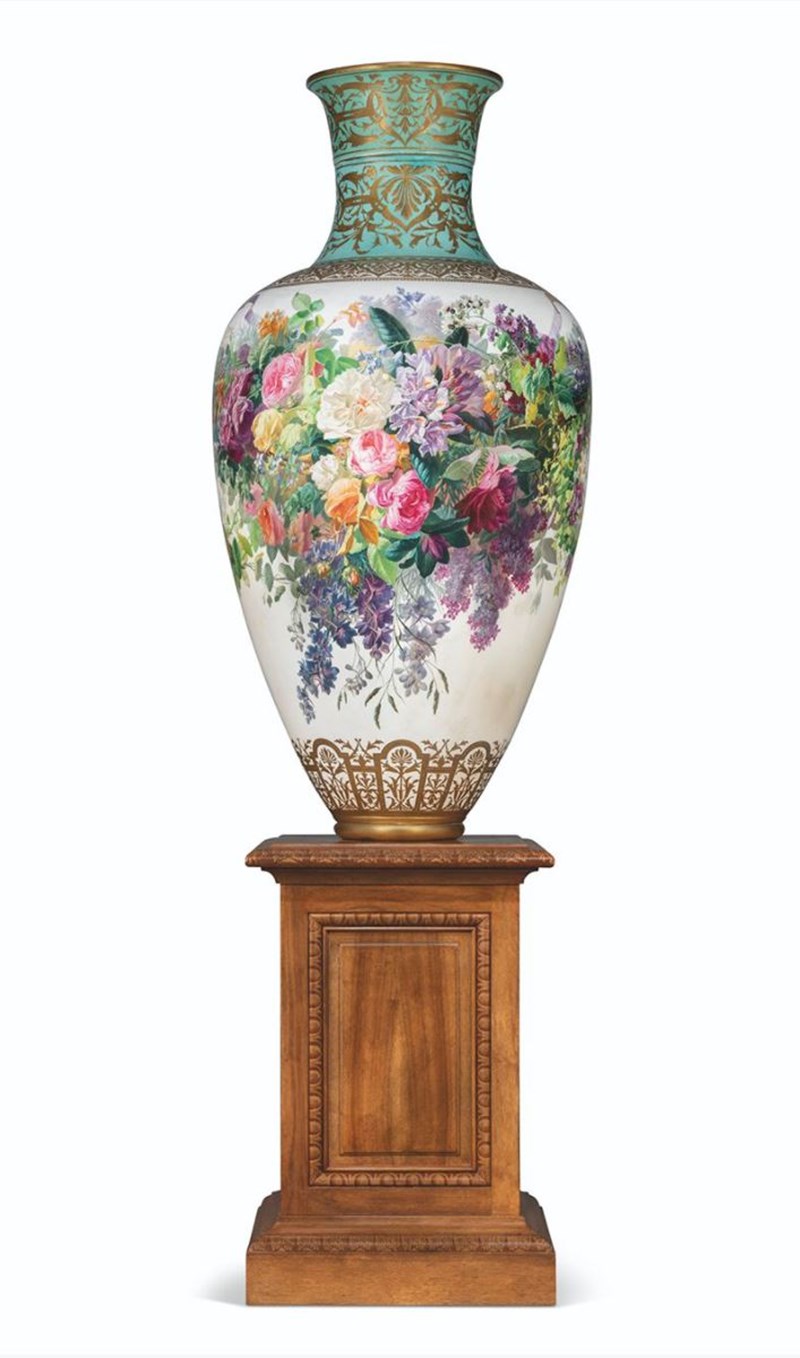 UN VASE MONUMENTAL EN PORCELAINE DE W.T. COPELAND & SONS MONTÉ SUR MÉTAL DORÉ